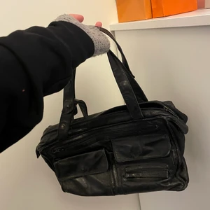 Cool svart väska - Unik, vintage, svart oxh rymlig  axelväska. Frakt ingår i priset
