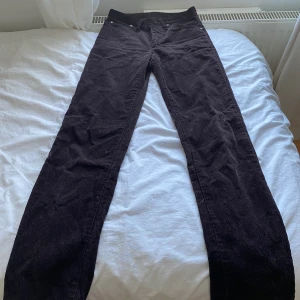 Bruna Lee manchester byxor - Ett par bruna manchester byxor från Lee! De är lite utsvängda och sitter tight vid rumpan. Jag köpte dem second hand men de var helt nya när jag köpte dem. De är knappt använda. Köparen står för frakt. Skriv för fler bilder och information💗 den som budar högst får byxorna!