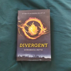 Divergent, Veronica Roth 46 kr - Fick denna boken från skolan. Har läst den och var riktigt bra tipsar om den ( den är på svenska)