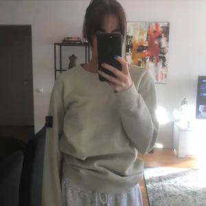 Stone Island tröja - Säljer denna beiga Stone Island tröjan åt en kompis. Använd fåtal gånger och inga defekter!