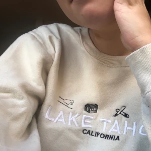 Sweatshirt - Gul beige sweatshirt som är köpt från asos typ 2018! Storlek 34 men är lite owesize🌞🌞🌞