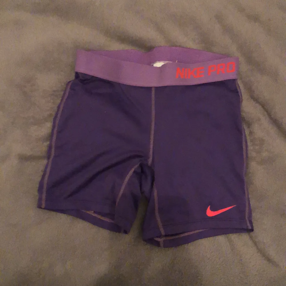 Jättefina lila Nike Pro träningsshorts, använda fåtal gånger och säljer även dessa då de är för små för mig✨. Shorts.