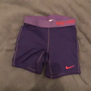 Jättefina lila Nike Pro träningsshorts, använda fåtal gånger och säljer även dessa då de är för små för mig✨