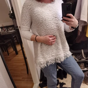 Stickad tröja - Fin vit tröja med fransar. 😻