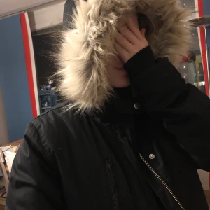 Bondelid  - Underbart skick nyskick. Snöre inuti för att dra åt i midjan. Innerficka med dragkedja . Varm o gosig.