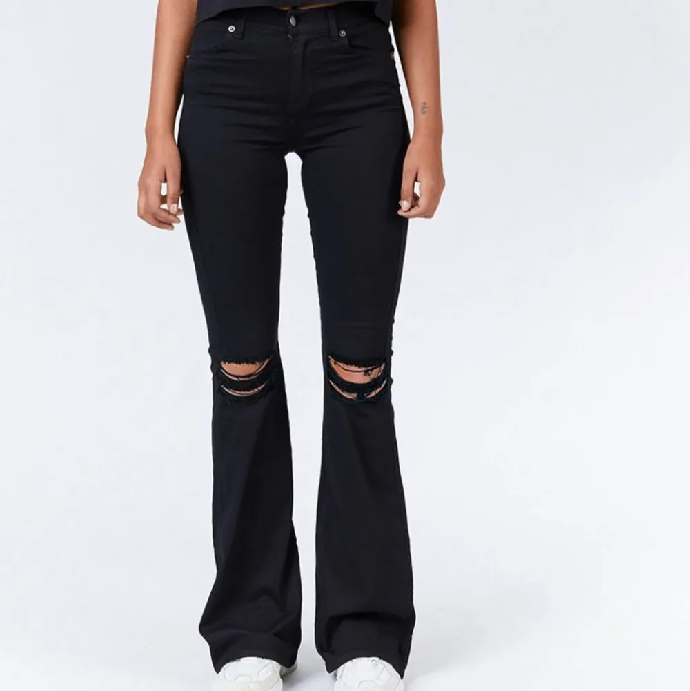 Säljer dessa as snygga bootcut jeans från Gina för att dem är för långa, endast testade på.. Jeans & Byxor.