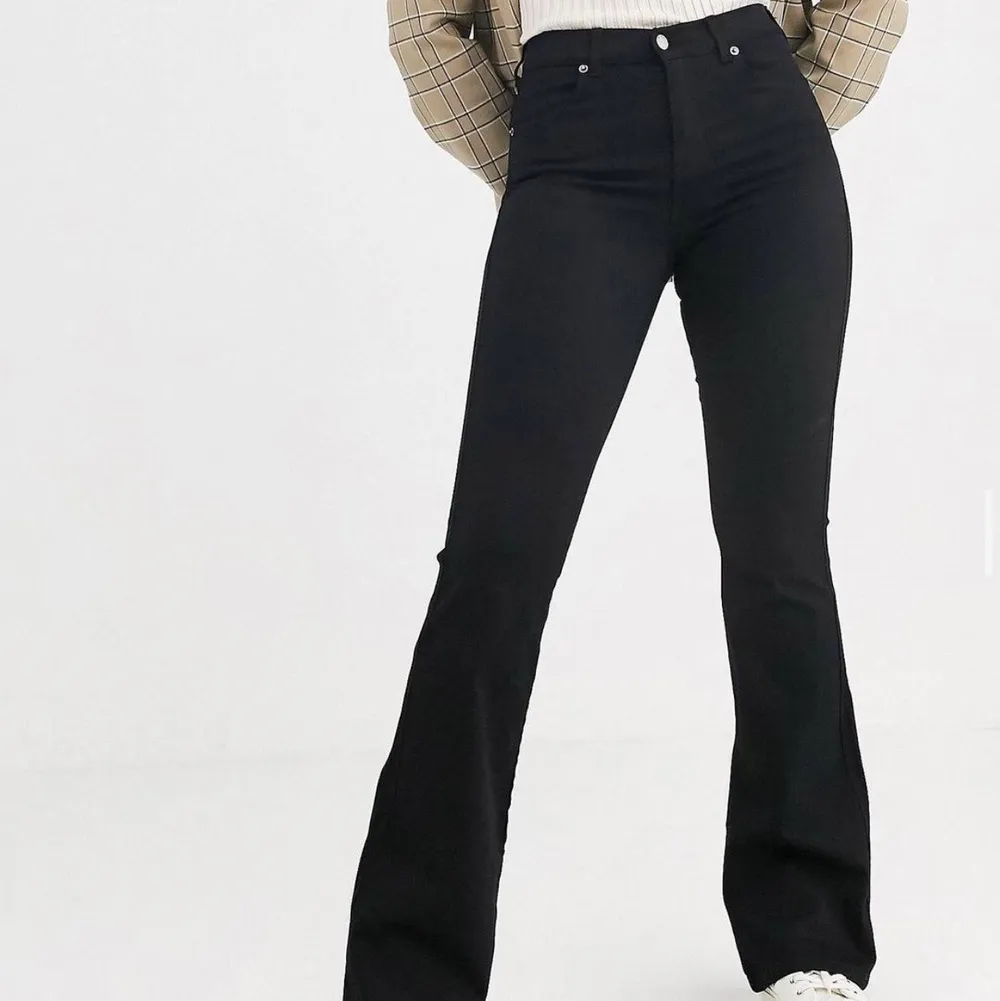 svarta bootcut jeans från märket ”dr denim” med medelhög midja 🤗💗 OBS! det är hål på knäna på mina jeans som jag gjort själv, men dom är fortfarande av högsta kvalitet ! aldrig använda 👌🏼. Jeans & Byxor.