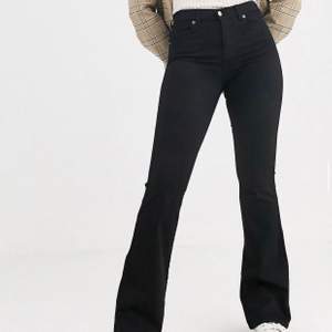 svarta bootcut jeans från märket ”dr denim” med medelhög midja 🤗💗 OBS! det är hål på knäna på mina jeans som jag gjort själv, men dom är fortfarande av högsta kvalitet ! aldrig använda 👌🏼