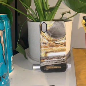 Mobilskal - Ett mobil skal ifrån ideal of Sweden som passar till iPhone XR! Super fint dock smink fläckar inuti men syns inte när man har skalet på