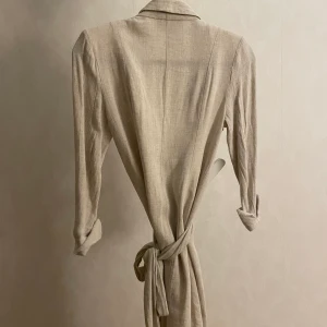 Linnés klänning storlek 34 - I bra skick då den är använd endast en gång. Kan knytas både back och fram.