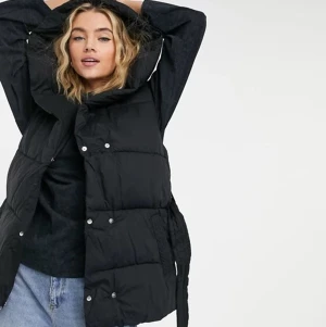 SÖKER!!!  - Söker denna vadderade västen från bershka!! Skriv om ni vill sälja!! Söker endast folk som är seriösa.🤎storlek 34/36