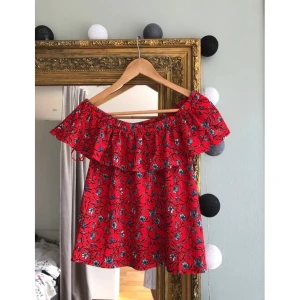 Off shoulder  - Röd blommig off shoulder topp i st S från Gina Tricot.  Skicka ett DM eller skriv i kommentarsfältet 🌸