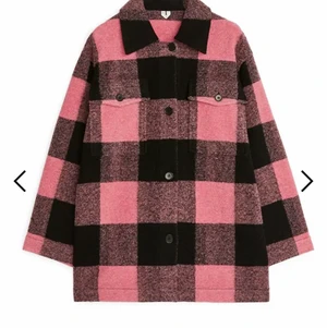 Rutig jacka - En väldigt cool jacka! Den är även i mycket fint skick och bra kvalitet! Skulle säga att den passar dig mellan xs-L beroende på hur man vill att den ska sitta⭐️