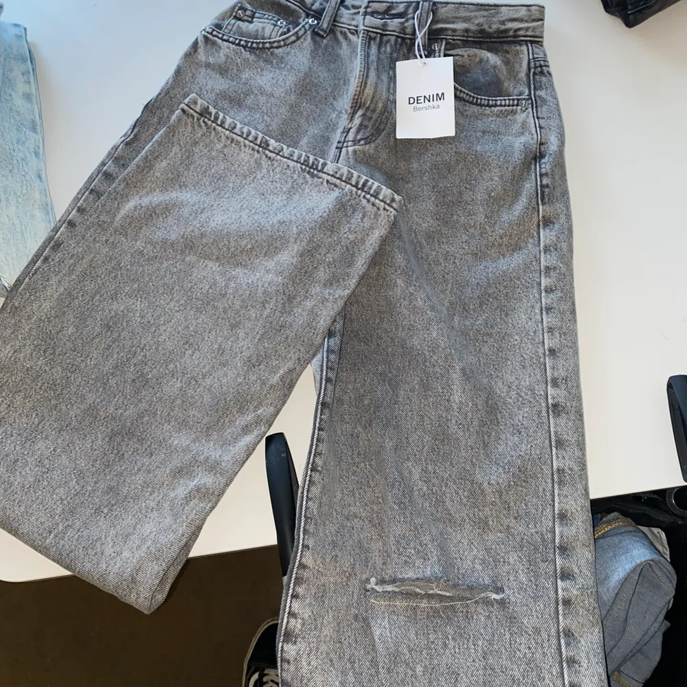 Säljer ett par helt nya jeans, xs. Aldrig använda. Säljer pga ingen returpapper fanns med när jag skulle skicka tillbaka.. Jeans & Byxor.