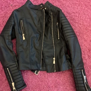 Skinnjacka  - Skinnjacka lik chiquell jackan är andvänd ungefär 6ggr den är väldigt nytt skick, jackan är storlek 38 men är mer av än s själv så har jag S på som storlek då den här passar perfekt 
