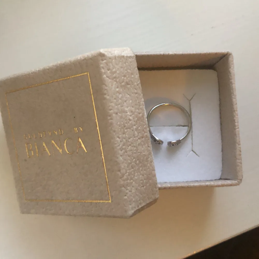 Äkta silverring från Bianca Ingrossos kollektion med guldfynd✨. Accessoarer.