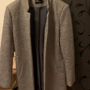 Grå kappa ONLY - bra skick! 