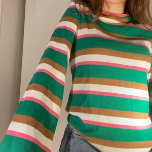 Randig tröja - Randig tröja med utsvängda armar. Aldrig använd med prislappen kvar. Köpr på nakd