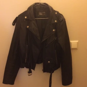  - Äkta skinnjacka från Carlings. Köpt för 1000kr