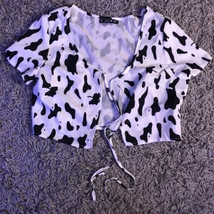 En co mönster tröja  - En co tröja från Shein en lila fleck  där uppe men var så när jag köpte den.