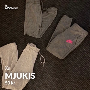 Mjukis byxor - 🌸De mörk gråa är i storlek XS och säljs för 50kr + frakt. 🌸De ljus gråa är i storlek XS modellen på byxorna är raka i benen. Säljs för 50kr + frakt. 🌸 Nike mjukisarna är i barn storlek 158-166 vilket jag tycker motsvarar XS. Säljs för 100kr + frakt.  Köparen står för frakten annars finns dem att hämta i Växjö.  Ligger även ute på andra sidor. Bilderna är tagna från mitt Tise konto men är ni Intresserade kan jag absolut skicka mer bilder.