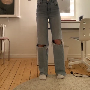 Zara jeans med hål - Säljer mina blåa jeans med hål från zara!🤗 säljer pga att jag inte har någon användning av dom. Sitter perfekt på mig som är ca 162. Skriv mer för fler bilder eller om ni vill buda!💞