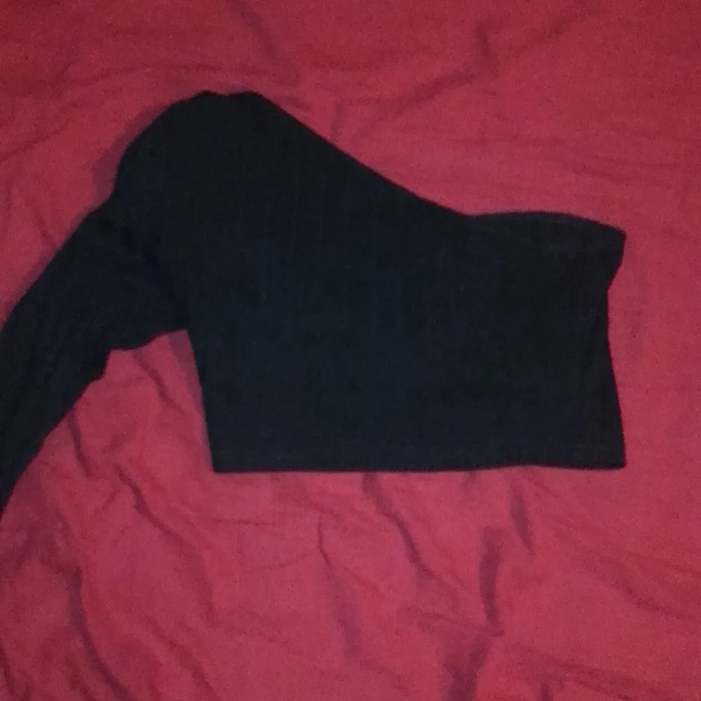 En ribad en armad tröja. Strl. Xs, kort i magen, svart. Toppar.
