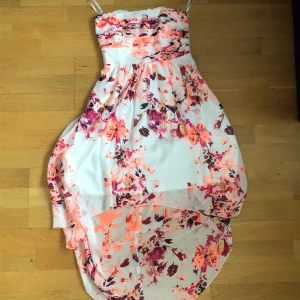Klänning, storlek S  - Skit snygg sommar klänning i storleken S, den är vit med ett blommig mönster. Sitter så fint på och perfekt för en skolavslutningen eller bara varm sommardag