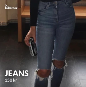 Jeans - Säljer dessa super fina jeans då dem inte kommer till någon användning.  Båda Jeansen är från Gina tricot. Båda jeansen passar enligt mig både S och XS.   🌸Jeansen med hål är i storlek 34. 150kr + frakt på 66kr. Jeansen är tajta nertill med lite slitning (sen innan) alltså inte sönder. 🌸Dem andra Jeansen är i Storlek S. 100kr + frakt på 66kr. Jeansen sitter inte supertajt nertill utan är mer raka.                                                                           