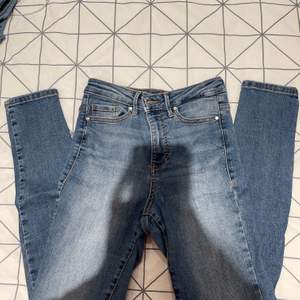 Högmidjade skinny jeans. Knappt använt, mycket fint skikt och mycket fräscha. I storlek XS, köpta på Zalando. 