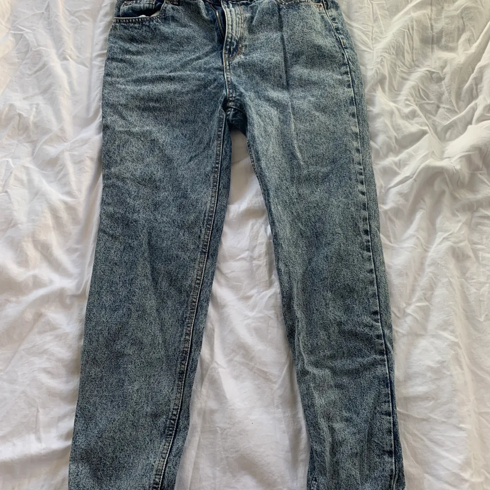 Nu säljer jag jättefina blåa mom jeans från bershka. Högmidjade jeans i en mörkare färg. Jättefina men använder inte längre. Storlek 38❤️ . Jeans & Byxor.