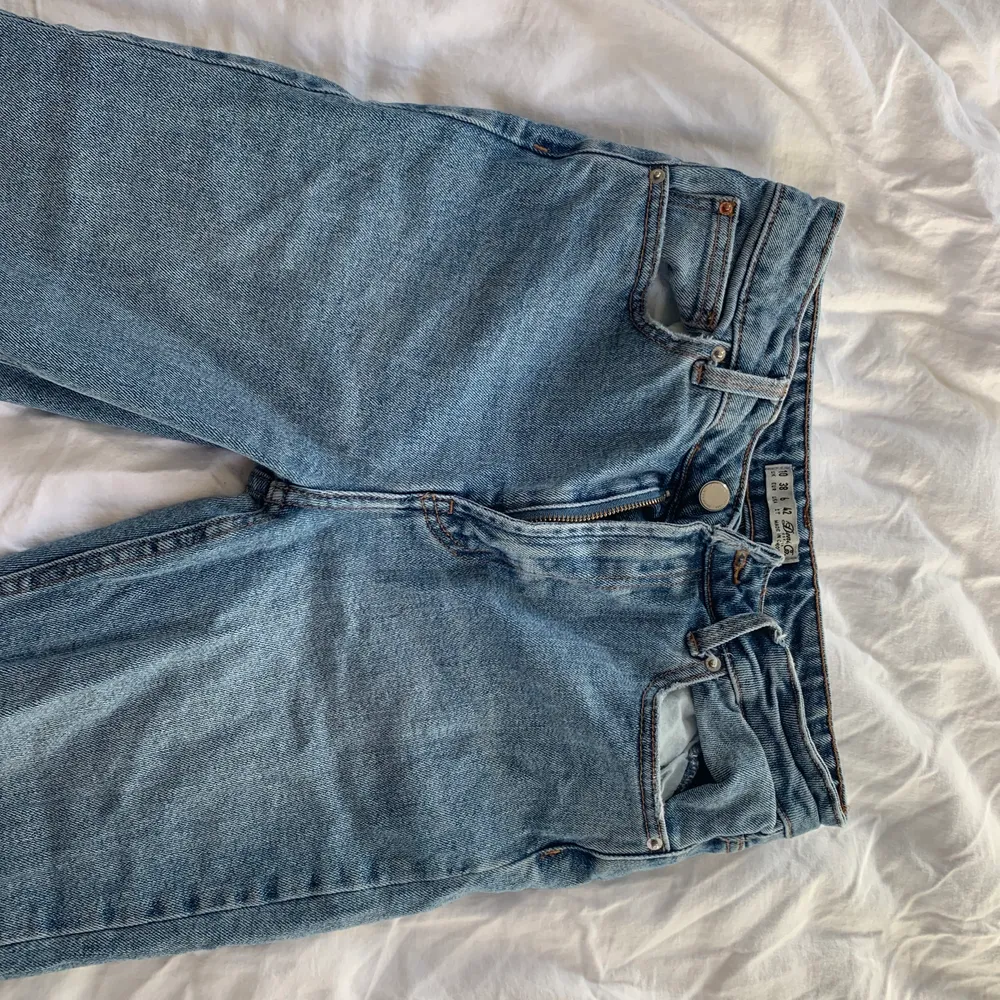Säljer mina blå mom jeans från Primark. Dom är i modellen skinny jeans men är lite mer i skinny jeans varianten. Storlek 38 men är lite mindre i storlek. Köpta i london, jättesköna jeans men använder inte ofta.❤️. Jeans & Byxor.
