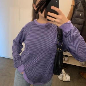 Snygg tröja - Skön och riktigt snygg! Passar till mycket. Frakt på 45kr eller så möts vi på söder 💓