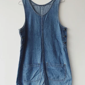 Jeansklänning - Jeansklänning med fickor framtill. Ingen storleksmärkning men skulle säga att den passar S (oversized) - L. 