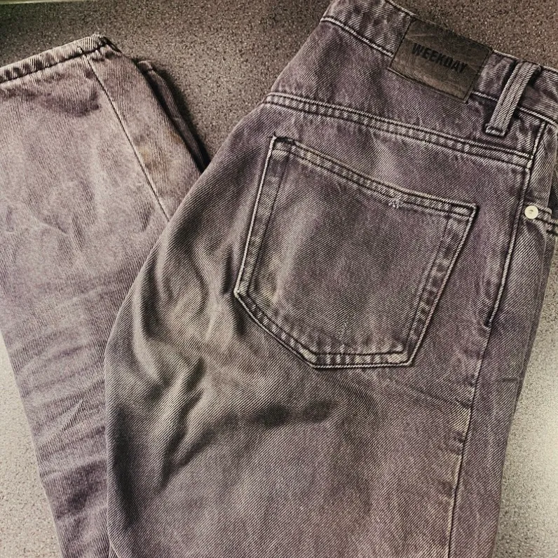 jättesnygga jeans från weekday, de är använda en del men väldigt bra skick. Säljes då de inte passar längre! 💕 (de ser lite missfärgade ut på första bilden men de var ljuset som gjorde så det ser skumt ut, färgen är som den andra bilden/lite ljusare). Jeans & Byxor.