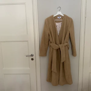 Kappa från Rebecca Stella  - Kappa från Rebecca Stella i storlek S. Fint skick, använd max 5 ggr. 