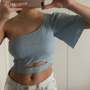 One shoulder topp - Så snygg one shoulder topp från zara! Extremt fin färg.