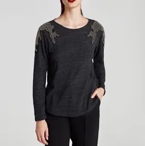 Grå tröja från Zara med nitar/pärlor. Jag behöver sälja snabbt pga flytt, så är flexibel med priset!. Tröjor & Koftor.