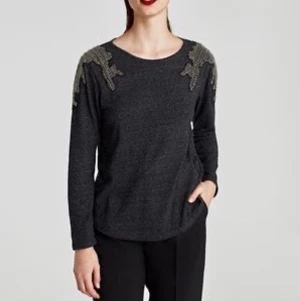 Tröja  - Grå tröja från Zara med nitar/pärlor. Jag behöver sälja snabbt pga flytt, så är flexibel med priset!