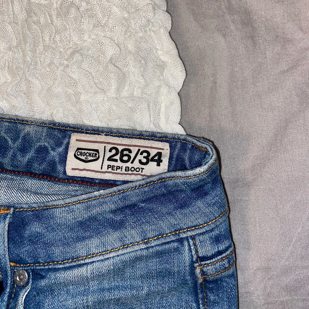 Säljer dessa snygga bootcut jeans från crocker! Det är egengjorda hål och slits💕. Jeans & Byxor.
