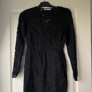Spetsklänning  - En fin firgursydd spetsklänning från Ginatricot. Väldigt fin som passar till finare tillfällen, är i fint skick! Hör av er vid frågor eller fler bilder✨