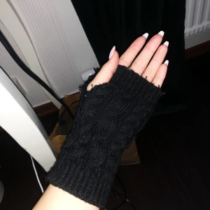 Svarta torgvantar - Stickade torgvantar/handledsvärmare💓☺️☺️