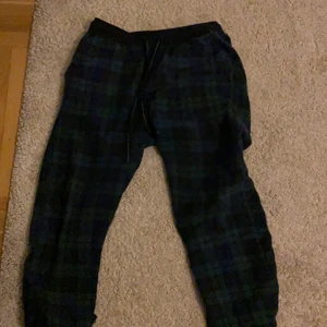 Gröna Pyjamasbyxor - Gröna pyjamasbyxor från Hampton republik. Säljer för att de har blivit för små.  Strlk 156.  Köparen står för frakt. Ganska använda men i bra skick!