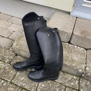 Ridstövlar  - Helt nya oanvända ridstövlar osäker på om de är äkta skin men ny pris 2000kr köpa i Danmark jag säljer för 200kr kan va sänka priset vid snabb affär🥰