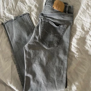 Gråa jeans - Jeans från pull and bear i storlek 34. 140kr🤍