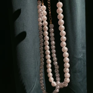 Pärlhalsband  - Två stycken helt nya pärlhalsband som aldrig är användas två olika storlekar på pärlorna! Super snygga💘 30 för en båda för 50! 