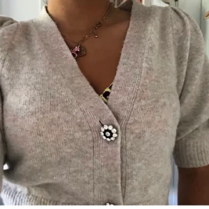 Beige sticksd tröja med knappar - Lägger ut igen pga oseriösa köpare! ❌SKRIV ENDAST VID INTRESSE❌. Buda från 80kr eller köp direkt för 150kr. Köpare står för frakt som ligger på 48kr! Xs-m. Skick 9/10. Säljs då den inte används