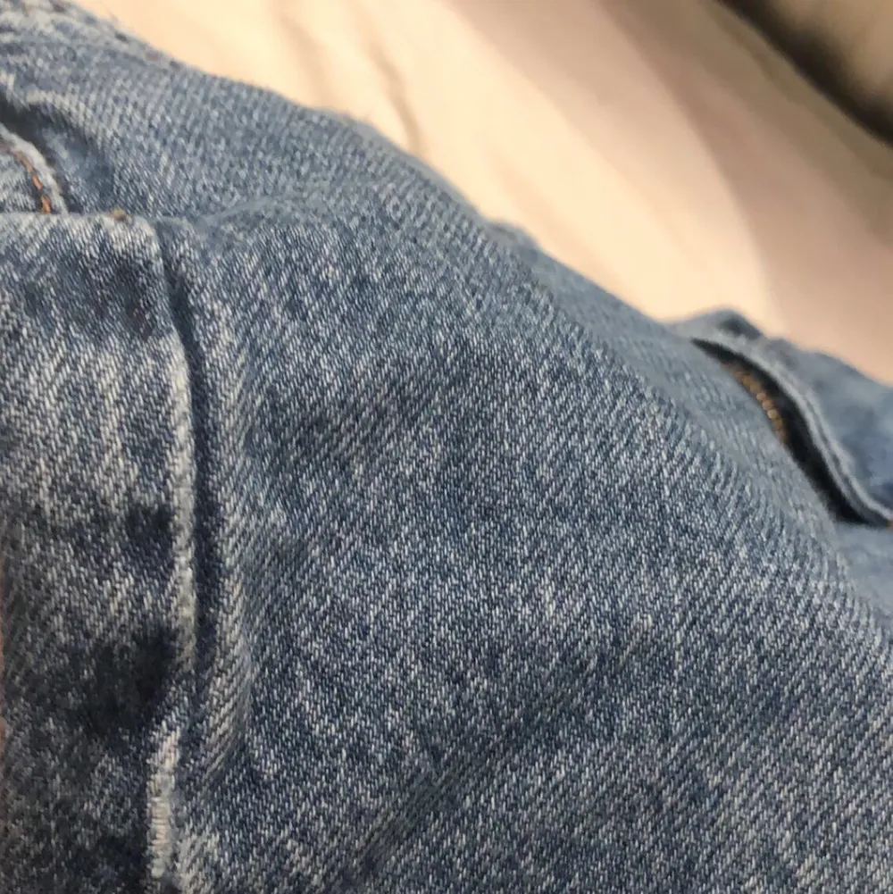 Säljer ett par mörkblåa mom jeans från Ginatricot. Använt dom två gånger men dom används inte längre tyvärr. Dom är i mycket fint skick.  Säljer för 140kr+ frakt skicka om ni vill ha egna bilder på dom.. Jeans & Byxor.