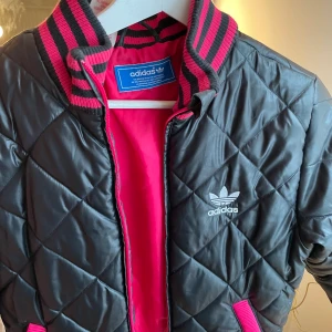Jacka från adidas - Jacka, knappt använd, från adidas. 249 inklusive frakt. Storlek S