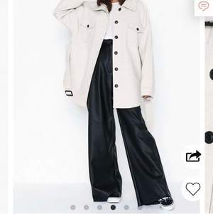 Säljer denna fina kappa från Nelly som är väldigt oversized i färgen offwhite. Köpte den för 699 kr och använt den 3 gånger så den är i väldigt bra skick!🥰 säljer för 300 kr+ frakt